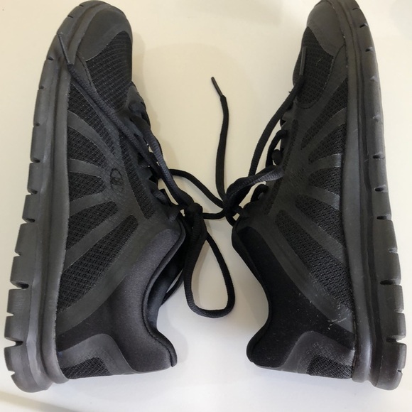 CHAMPIONS ALL BLACK MEMORY FOAM SNEAKERS. SIZE US9 - Picture 4 of 14